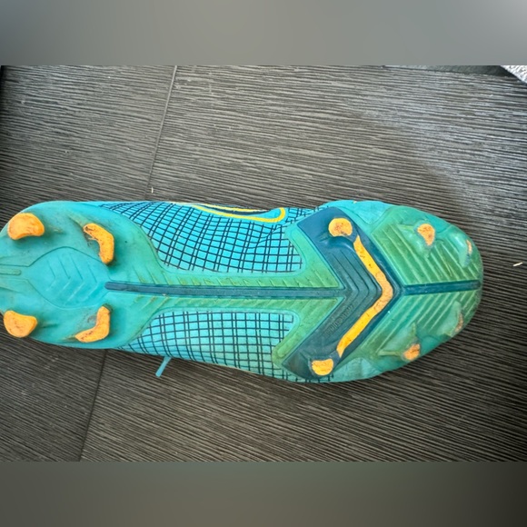 Built for speed Nike Mercurial Superfly 8 Academy. Size 2 youth - Picture 4 of 4